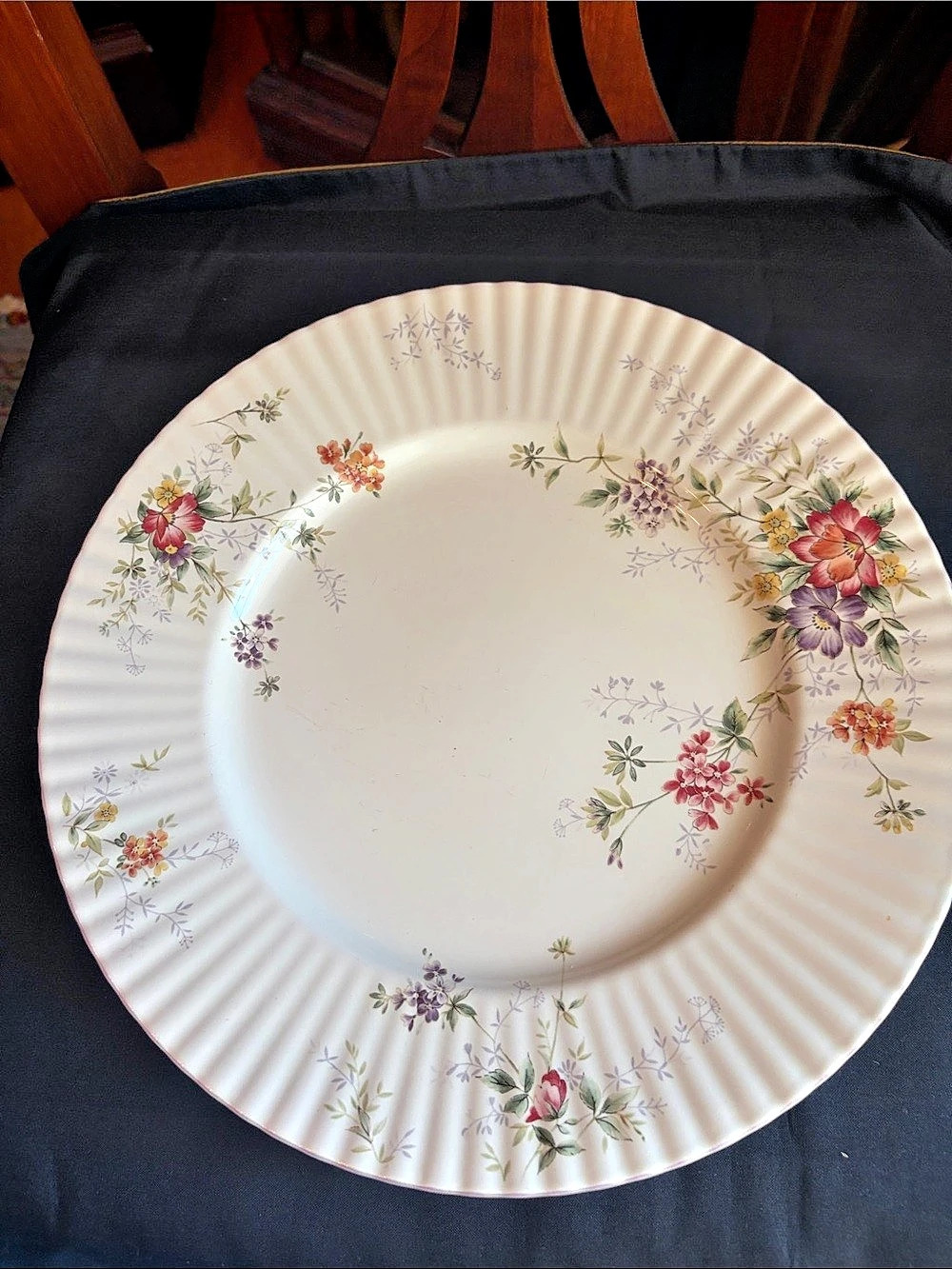 Mikasa Park Lane (FL001) ) Floral Dinner Plate Set of 2 Cream/multicolor set A